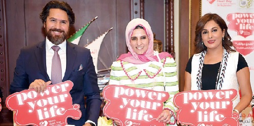 السيدة هبة المشارى و السيدة أريج  الخرافى و د. محمد البنا و شعار يوم القلب العالمى