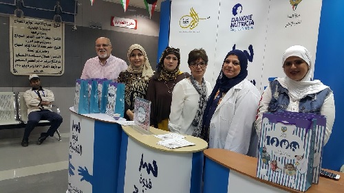 فريق حملة التطعيمات  مع رئيسة مستوصف جابر العلى
